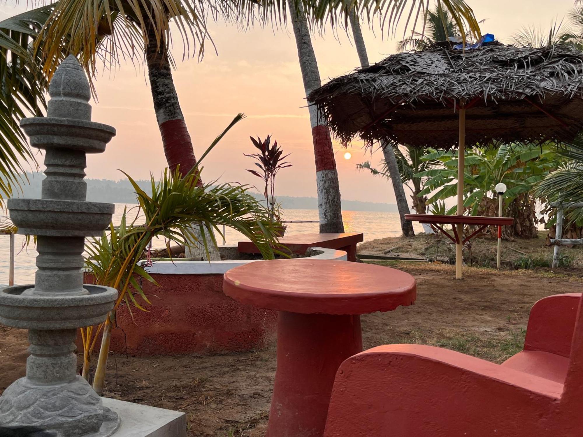 Lake Homes Varkala Luaran gambar